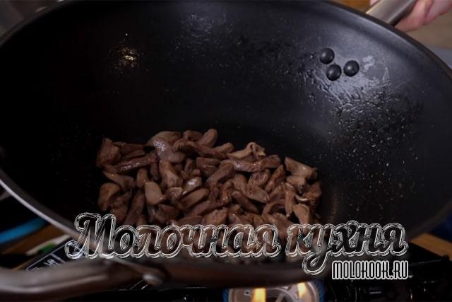 Партиями обжарить сердечки