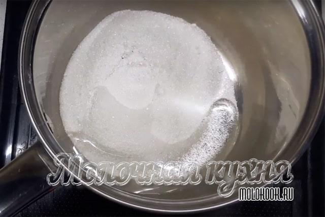 Поставить глюкозный сироп и сахар на огонь