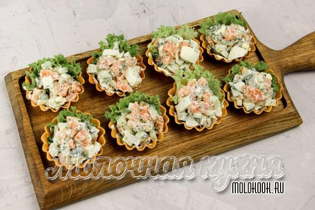 С крабовыми палочками и салатными листьями