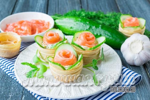 С твердым сыром, яйцом и огурцом