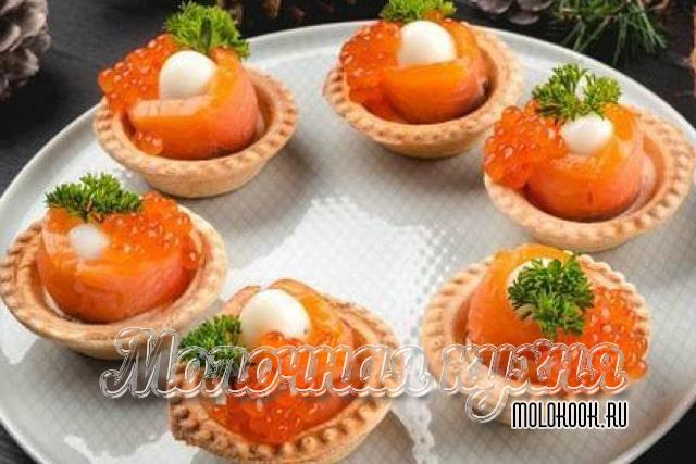 С красной икрой и перепелиными яйцами