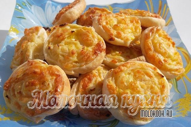 Рулетики с луком и сыром