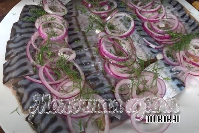 Соленая скумбрия целиком сухим способом