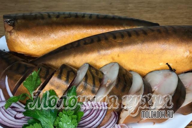 Малосольная скумбрия в луковой шелухе