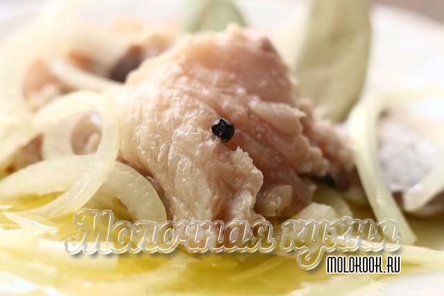 Малосольная скумбрия с луком и маслом в банке за 3 часа