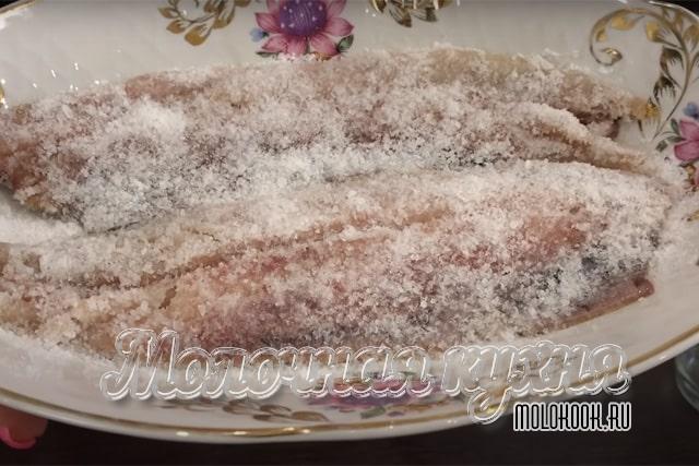 Засыпать филе солью