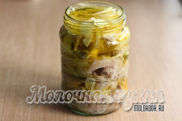 Сложить скумбрию с луком в банку слоями, залить маслом