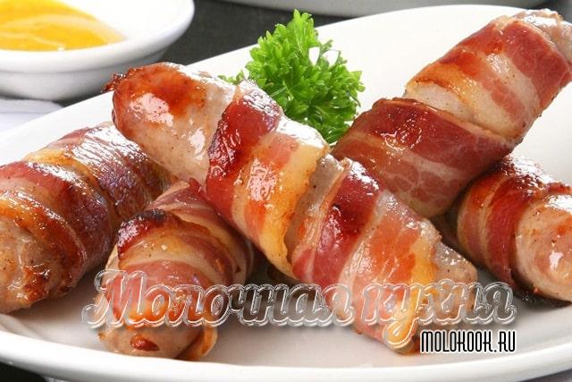 Запеченные сосиски с беконом, сыром и горчицей
