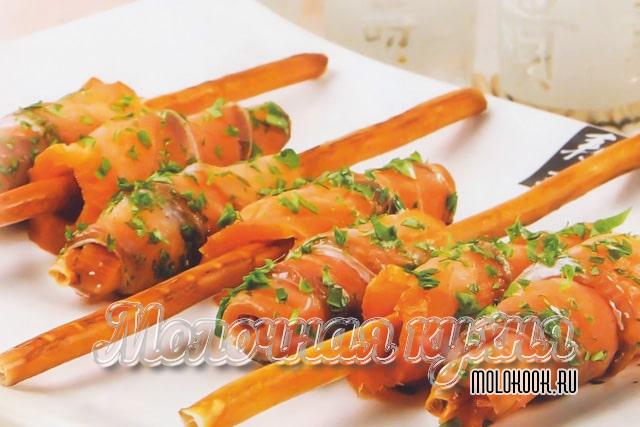 Палочки из красной рыбы и соломки