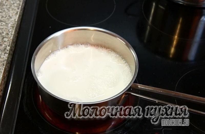Довести сливки до кипения