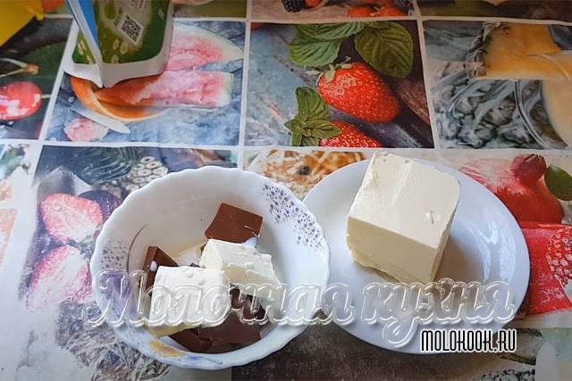 Измельчить и сложить ингредиенты в миску